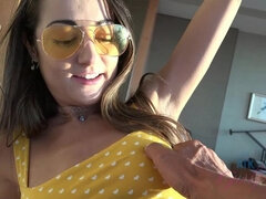 Brunette brune, Doigter, Exhib, Orgasme, Pov, Rasée, Dénudage, Nénés