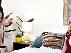 Grote kont, Bruinharig, Hakken, Lesbisch, Kut duiken, Rok, Tatoeage, Tieten likken