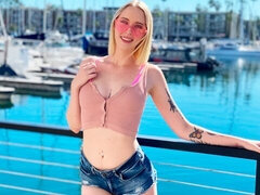 Stor røv, Stor pik, Blondine, Pik sutte, Hundestilling, Naturlige bryster, Udendørs, Kort hår