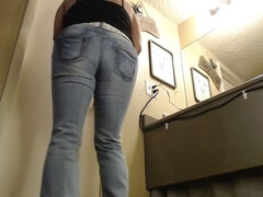 Amatør, Brunette, Fetish, Bukser, Tisse, Tatovering, Toilet