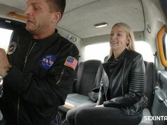 Blonde, Sucer une bite, Voiture, En levrette, Hard, Masturbation, Public, Nénés