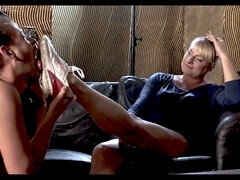 Bizarre, Homme nu et filles habillées, Extrême, Pieds, Femme dominatrice, Punition, Chaussures, Esclave