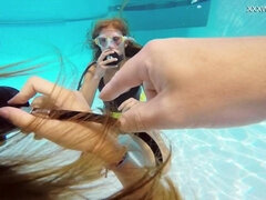 18, Brunett, Kvinna, Liten och nätt, Offentlig, Solo, Tonåring, Under vattnet