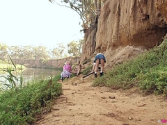 Brunett, Införande, Utomhus, Kissar