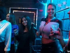 Brunetka, Tanec, Lesbické, Párty, Pornstars, Stydlivá, Swingers, Vlhká