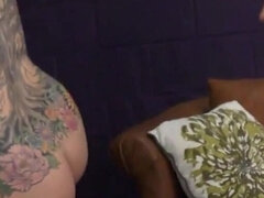 Sucer une bite, Brunette brune, Femme dominatrice, Hard, Tatouage