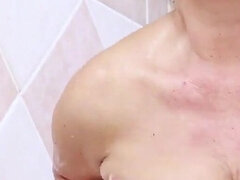Salle de bains, Gode, Femelle, Masturbation, Mère que j'aimerais baiser, Seins naturels, Orgasme, Solo