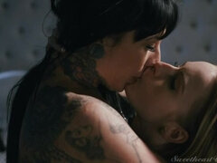 Par, Bukser, Naturlige bryster, Orgasme, Piercing, Fisse, Tatovering, G streng