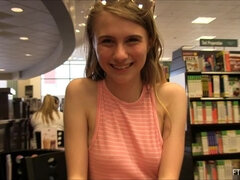 Anal, Give finger, Onani, Orgasme, Offentlig, Solo, Legetøj, Oppe i nederdel