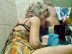 Cul, Salle de bains, Blonde, Éjaculer dans la bouche, Tir de sperme, Branlette thaïlandaise, Mère que j'aimerais baiser, Cheveux courts