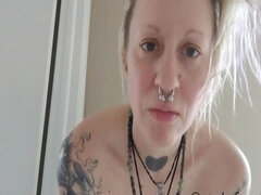 Velké kozy, Femdom, Různé pohledy, Sólo, Strapon, Tetování