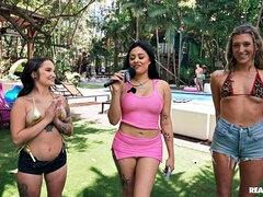 Bikini, Morena, Pajear, Interracial, Piscina, Coño, Tatuaje, Tetas