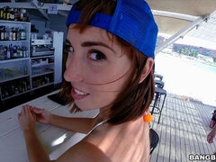 Strand, Fürdő ruha, Cumizás, Kézimunka, Lóvé, Szabadban, Nyilvános, Vöröshajú