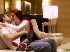 Cul, Grosse bite, Sucer une bite, Hard, Seins naturels, Rousse roux, Rasée, Maigrichonne