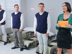 Grosse bite, Gros seins, Sucer une bite, Brunette brune, En levrette, Partouze, Mère que j'aimerais baiser, Tatouage