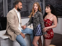 18 ans, Gros cul, Grosse bite, Sucer une bite, En levrette, 2 femmes 1 homme, Adolescente, Nénés