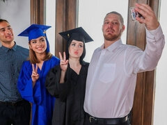 Pik sutte, Brunette, Gruppe, Håndjob, Orgie, Tatovering, Teenager, Bryster