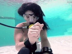 Busty Hungarian Brita Piskova masturbates underwater in a public swimming pool