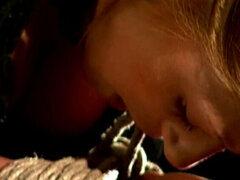 Kötözés – fegyelmezés, Kötözés, Női, Felpeckelve, Sarokkal való, Gyengéd kefélés, Megkötözve