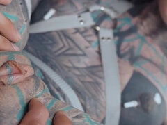 Anal, Cul à la bouche, Sucer une bite, Éjaculer dans la bouche, Double pénétration, Piercing, Tatouage, Plan cul à trois