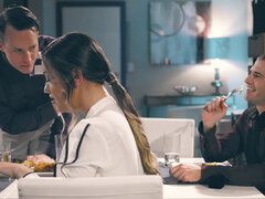 Kukk suging, Brunette, Ansiktssperm, Hardcore, Kjøkken, Naturlige bryster, Fest