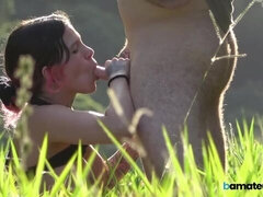 Iso perse, Isot tissit, Suihinotto, Ruskeahiuksinen, Takaapäin, Ulkona, Lyhyt tukka, Laiha