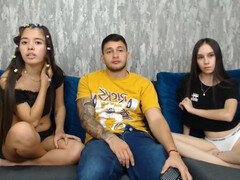 College girls give blowjob and eat pussy simultaneously