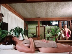 Gros seins, Sucer une bite, Tir de sperme, Branlette thaïlandaise, Hard, Lesbienne, Rétro ancien