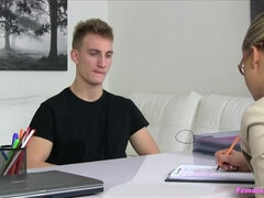 Fafanje, Notranji izliv, Doggystyle, Fetiš, Dekle drka tiča, Lizanje, Pisarna, Muco