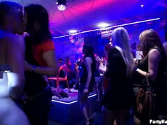 Homme nu et filles habillées, Habillées, En levrette, Groupe, Hard, Cuir, Fête, Jupe