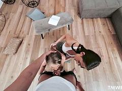 Stor pik, Pik sutte, Brunette, Hårdt, Pov, Teenager, Trekant, Bryster