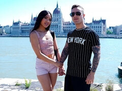 Asiat, Røvslikning, Give finger, Håndjob, Imellem racer, Kysse, Teenager, Thai