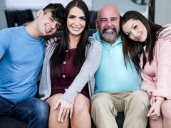 18 años, Culo grande, Mamada, Morena, Estilo perrito, Ffm, Tetas naturales, Adolescente