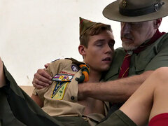 18 éves, Anális szex, Meleg, Érett koros, Szabadban, Filigrán alkatú, Uniformis