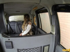 Amateur, Tetas grandes, Mamada, Coche, Corrida, Pies, Penetracion con dedos, Pov