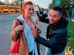 Culo grande, Mamada, Estilo perrito, Dinero, Al aire libre, Pelirrojo, Afeitado, Flaco