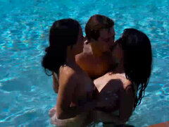 Chica, Pareja, Novia, Interracial, Tetas naturales, Piscina, Trio, Mojado