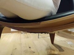 Sie Pisst Sich In Die Jeans Hose Und Reitet Trocken Seinen Schwanz