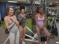 Gros cul, Sucer une bite, En levrette, Gym, Interracial, Seins naturels, Adolescente, Nénés