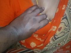 Sexy Saree Aunty Boobs