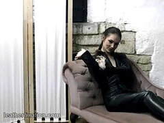 Britisch, Braunhaarige, Latex, Leder, Titten