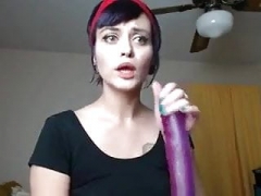 Kuřba, Brunetka, Dávení penisem, Dildo, Vyhublá, Tetování, Kozičky, Webkamera