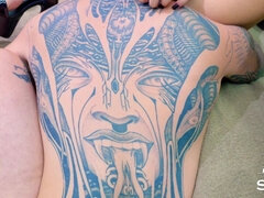 Avsugning, Brunett, Sperma shot, Glasögon, Kysser, Latina, Fitta, Tatuering