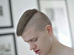 Velké péro, Stříkání spermatu, Gay, Masturbace, Bradavky, Piercing, Sólo, Tetování