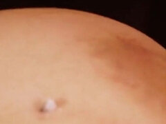 Britannique, Homme nu et filles habillées, Femme dominatrice, Fétiche des pieds, Maîtresse, Esclave, Fumer