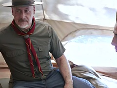 Slikke rumpe, Homofil, Moden, Utendørs, Tynn, Trekant, Pupper, Uniform