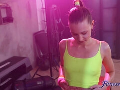 Blond, Kukk suging, Brunette, Pikk, Ansiktssperm, Gym, Kyssing, Fitte