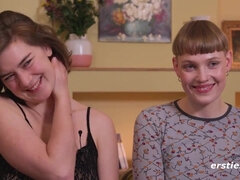 Amatööri, Ruskeahiuksinen, Takaapäin, Sormetus, Saksalainen, Lesbo, Luonnolliset tissit, Strap on dildo