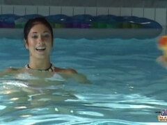 Bikini, Avsugning, Brunett, Långt ner i halsen, Slick, Naturliga tuttar, Pool, Tonåring