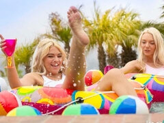 Gros seins, Blonde, Doigter, Embrassement, Léchez, De plein air, Piscine, Chatte